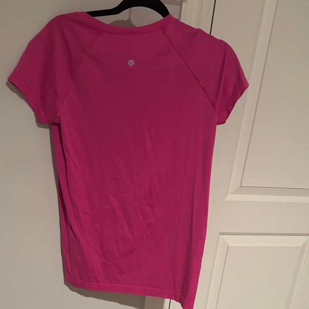 lululemon athletica Bright Pink Short Sleeve Tee - Picture 2 of 2
